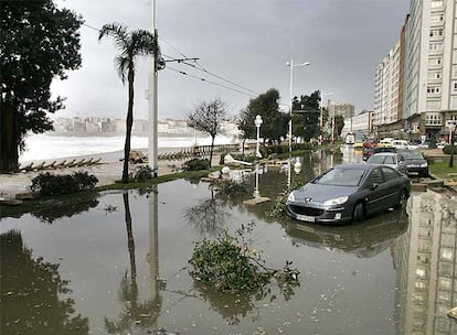 Tramo del paseo marítimo de Riazor, que ayer se vino abajo por el temporal.