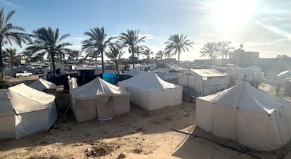 Zelte im Lager Al Mawasi, wo Hunderte von Familien Zuflucht suchen, nachdem sie durch die neue Offensive Israels, die Anfang Mai begann, erneut vertrieben wurden.