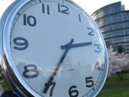 Un reloj frente al Parlamento Europeo, en Estrasburgo (Francia).