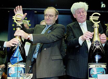 El comisario europeo Yves-Thibault de Silguy y el presidente del BCE, celebrando la llegada del euro el 31 de diciembre de 1998