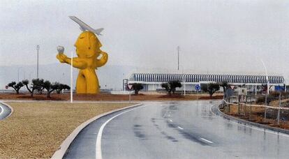 Imagen de la recreación de la estatua que se levantará en homenaje a Carlos Fabra en el aeropuerto de Castellón.