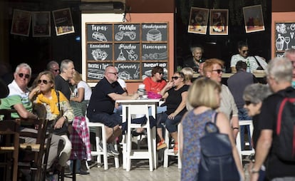 Turistas en la terraza de un restaurante del centro histórico de Málaga.