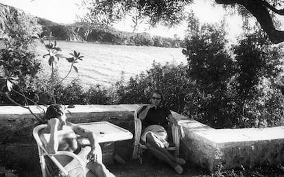 Patrick Leigh Fermor y su esposa Joan, en la terraza de su casa en Kardamyli.