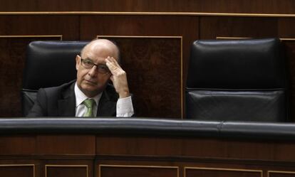 El ministro de Hacienda, Cristóbal Montoro, en su escaño en el Congreso de los Diputados.