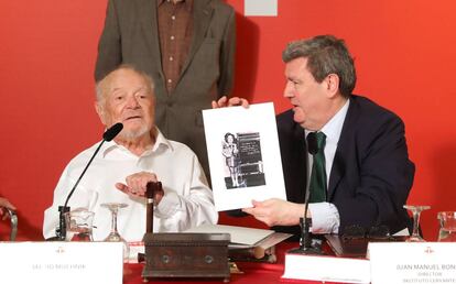 El editor, fotógrafo y escritor argentino Mario Muchnik, a la izquierda, junto al director del Instituto Cervantes, Juan Manuel Bonet, en Madrid.