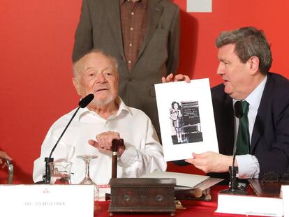 El editor, fot&oacute;grafo y escritor argentino Mario Muchnik, a la izquierda, junto al director del Instituto Cervantes, Juan Manuel Bonet, en Madrid.