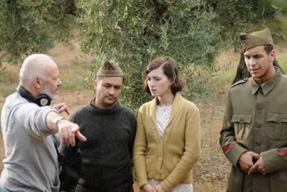 Director Michael Radford (l) gives instructions to actors Secun de la Rosa, María Valverde and Mario Casas (r) on the set of 'La mula'.