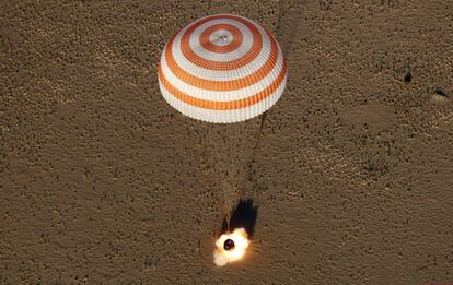 Una cápsula espacial rusa Soyuz MS-08 aterriza a unos 150 km al sureste de la ciudad kazaja de Dzhezkazgan, después de una misión de seis meses a bordo de la Estación Espacial Internacional. 