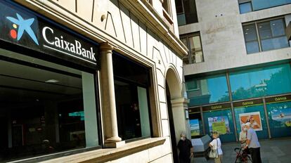 Oficinas de CaixaBank y Bankia en L'Hospitalet (Barcelona). 