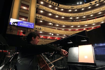 No obstante, el verdadero trabajo comenzó tres años antes, cuando la pieza artística se programa y se empieza a preparar. El Teatro Real trabaja en un sistema de dos turnos: el primero comprende de ocho de la mañana a cuatro de la tarde, el segundo se extiende hasta medianoche. 