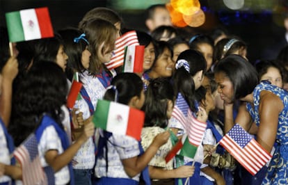 Michelle Obama saluda a unos niños a su llegada a Ciudad de México.