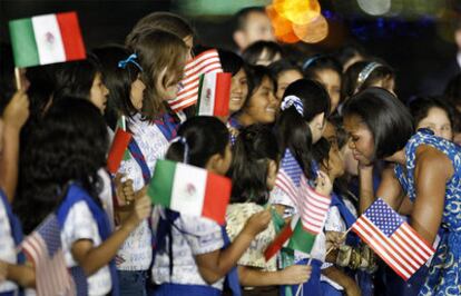 Michelle Obama saluda a unos niños a su llegada a Ciudad de México.