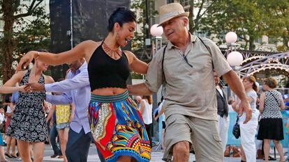 Parejas bailan salsa en Damrosch Park (Nueva York), en 2016.