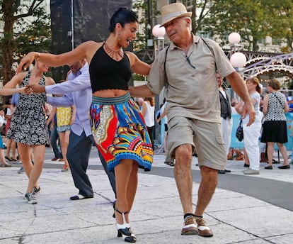 Parejas bailan salsa en Damrosch Park (Nueva York), en 2016.