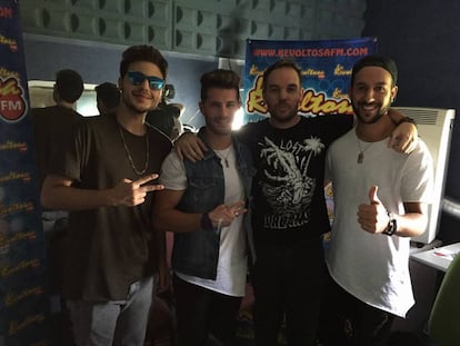 Dj Nitro, junto a los miembros del grupo Lérica.