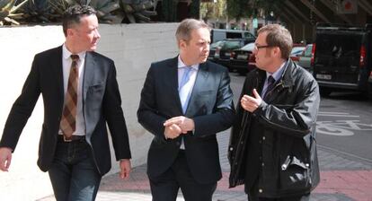 Carmona, rodeado por Pérez Boga (derecha) y Martínez Roger.
