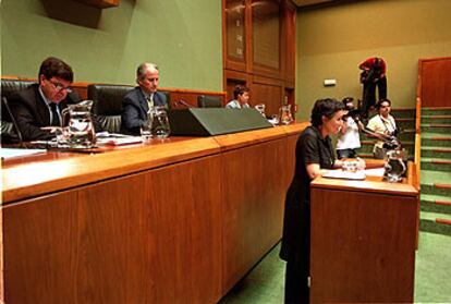 Atutxa preside la Mesa del Parlamento junto con Knör y Bilbao durante una intervención de Jone Goirizelaia.
