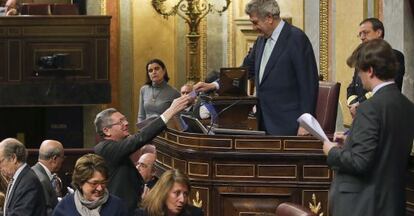 Gallardón entrega su voto a Posada.