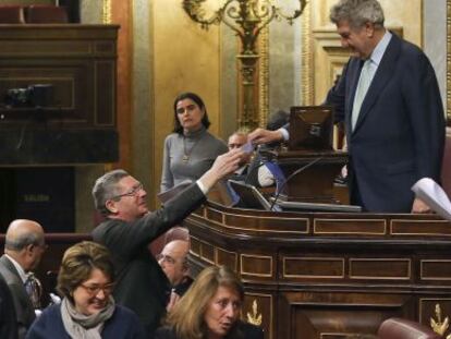 Gallard&oacute;n entrega su voto a Posada.