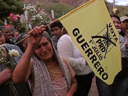Uma mulher chora no enterro da candidata Aidé Nava.