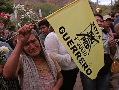 Un mujer llora en el funeral de la candidata Aid&eacute; Nava. 