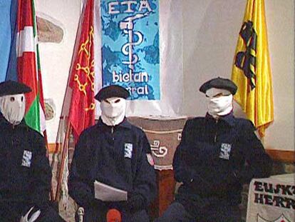 Tres encapuchados de ETA, en una imagen tomada de la televisión pública vasca (ETB).