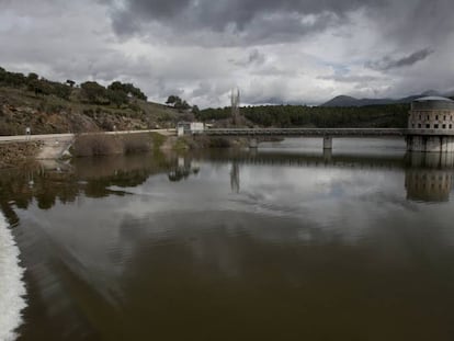 Vista de la torre de toma de agua del embalse de El Villar, en Puentes Viejas-Mangirón, sobre el río Lozoya.