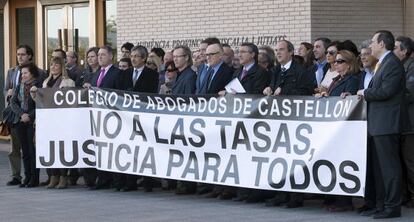 Miembros del colegio de Abogados de Castell&oacute;n en su protesta ante la Ciudad de la Justicia de la capital de La Plana. 