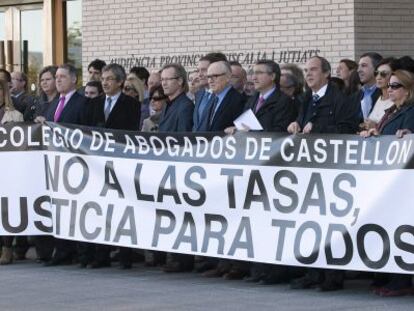 Miembros del colegio de Abogados de Castellón en su protesta ante la Ciudad de la Justicia de la capital de La Plana.