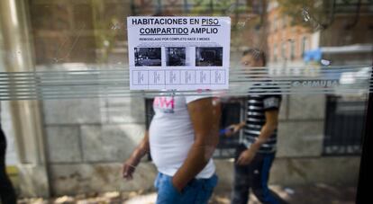 Anuncio de habitaciones en piso compartido en una parada de autobuses de Madrid.