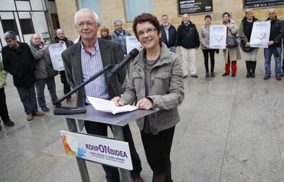 Joseba Azkarraga y Teresa Toda, durante la presentación del primer acto que realizará la nueva red de defensa de los derechos de los presos de ETA.