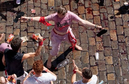 Una mujer frente a varios mozos en San Fermín