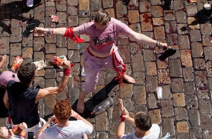 Una mujer frente a varios mozos en San Ferm&iacute;n