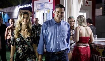 El presidente del Gobierno, Pedro Sánchez, junto a su mujer, Begoña Gómez, en el FIB.