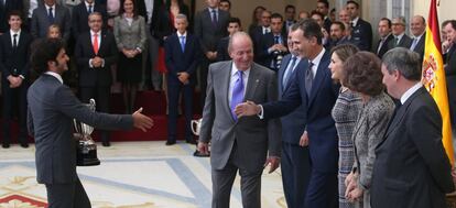 Carlos Sainz saluda al Rey tras recibir el premio Rey Juan Carlos, en el palacio de El Pardo.