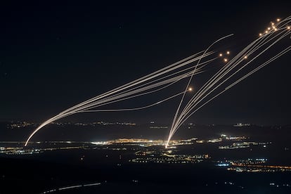 Sistemas israelíes de defensa aérea interceptan un ataque desde Líbano, el domingo.