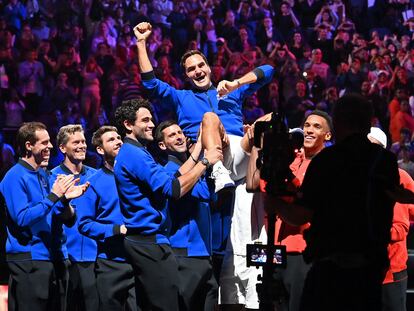 Los jugadores del equipo europeo mantean a Roger Federer durante su despedida en el O2 de Londres.