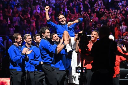 Los jugadores del equipo europeo mantean a Roger Federer durante su despedida en el O2 de Londres.