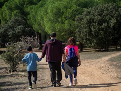 Una familia pasea por la Casa de Campo de Madrid.