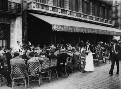 Vista de la terraza del caf&eacute; Maison Dor&eacute;e en la plaza de Catalu&ntilde;a de Barcelona.
 