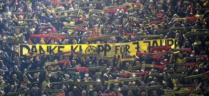 Los aficionados del Dortmund reciben con pancartas a Klopp.