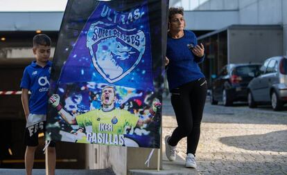 Dos aficionados del Oporto, con una pancarta de Iker Casillas, a las puertas del hospital donde está ingresado el portero.