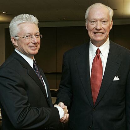 Alan Lafley (izquierda) y James Kilts celebran el acuerdo.