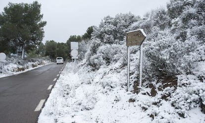 Nieve en el parque natural del Desert de Les Palmes, entre Benic&agrave;ssim y Castell&oacute;n