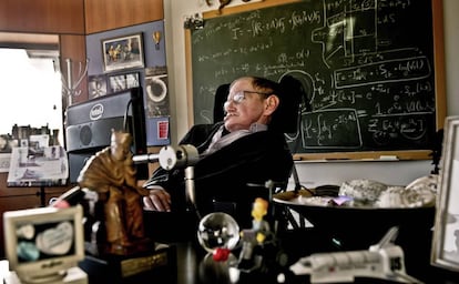 Stephen Hawking em seu escritório da Universidade de Cambridge, em 2011.