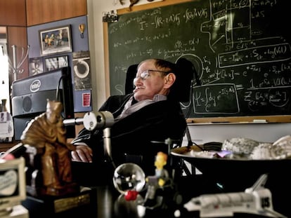 Stephen Hawking em seu escritório da Universidade de Cambridge, em 2011.