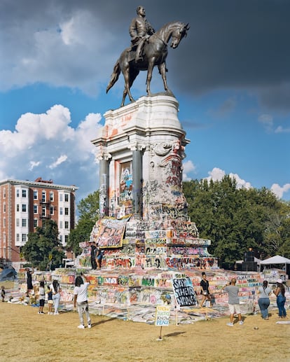 'Monumento a Robert E. Lee/ Marcus- David Peters Circle, Richmond, Virginia 2020', del libro 'Property Rights' editado por STEIDL.