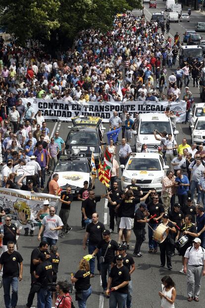 La empresa anunció la madrugada del 30 al 31 de diciembre que deja de operar temporalmente en España. En junio, taxistas de distintas partes del país se reunieron en Madrid para protestar contra Uber y exigir a las autoridades que prohibieran el servicio