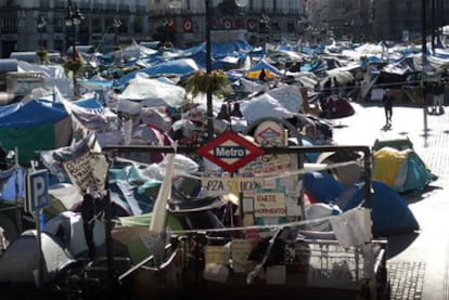 Los acampados posponen su salida de la Puerta del Sol, que ayer amanecía así.