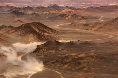 El equipo de Kamaz formado por Airat Mardeev y Aydar Belyaev como copiloto, compiten en el desierto Gobi durante la novena etapa del Rally Silkway, entre China y el sur de Mongolia.